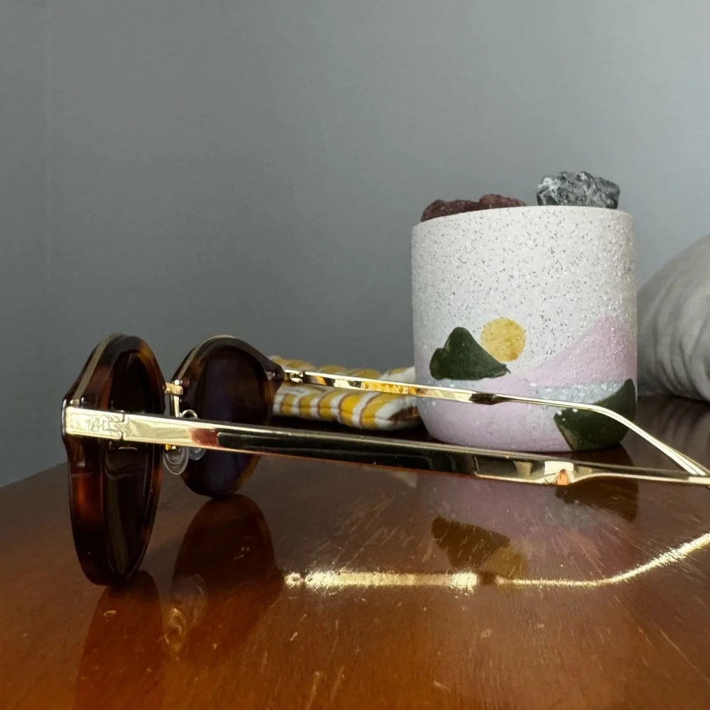Sézane Tortoiseshell Round Sunglasses with Gold frame and soft case - Picture 4 of 4